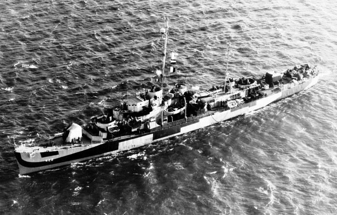 FOTOGRAFÍAS Y FICHAS QUE INTEGRAN LA HISTORIA. - Página 5 8833_USS Douglas A. Munro (DE-422)_dos